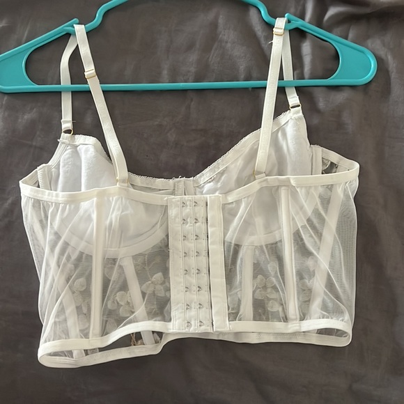 Cropped corset with lace embellishments - Picture 2 of 4